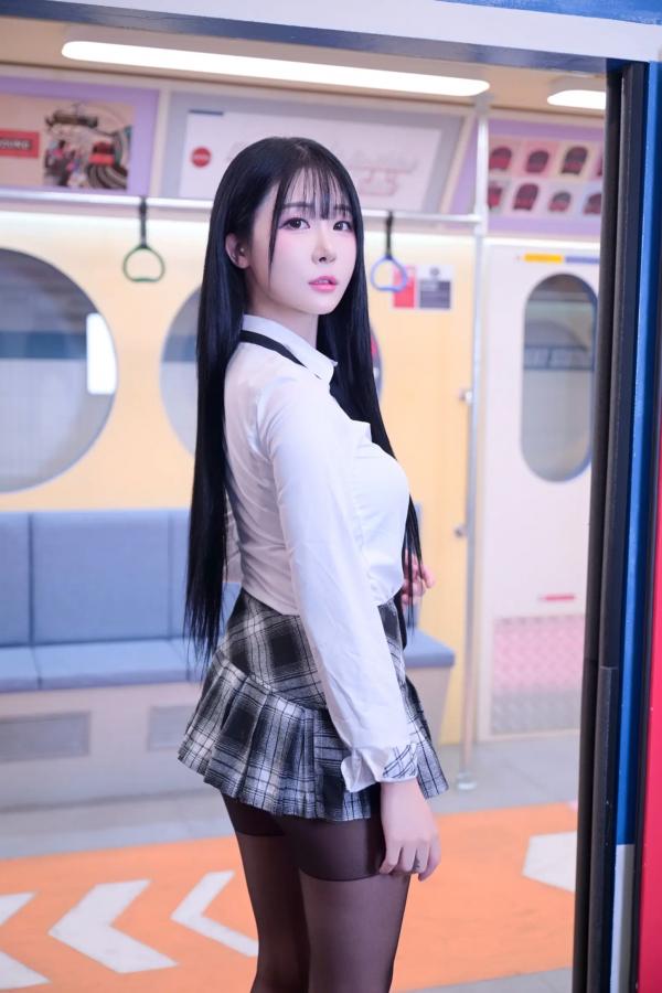    Bomi地铁拍摄私房性感写真，清纯校服与大胆黑丝诱惑 [101P]第13张图片