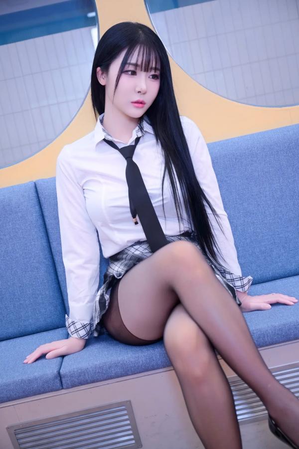    Bomi地铁拍摄私房性感写真，清纯校服与大胆黑丝诱惑 [101P]第17张图片