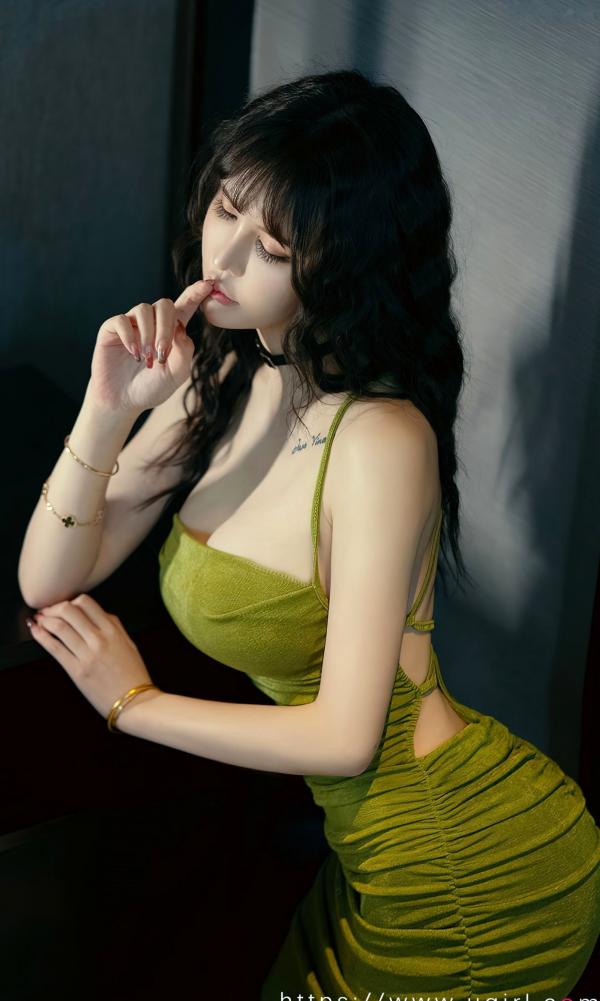    UGirlsApp尤果圈爱尤物-2696-青树-《记忆碎片》-2023.10.03 - 紧身绿裙气质女神室内私房写真无圣光大尺度第23张图片