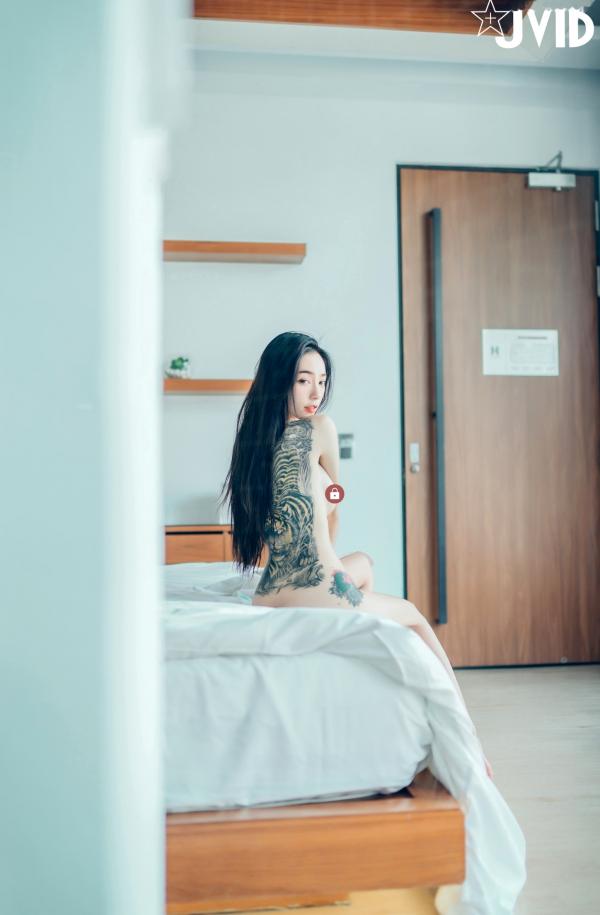    JVID飘飘猫娘女友：大胆纹身与透视制服诱惑，浴室私房写真Cosplay，极致身材展现，2021高清大片第8张图片