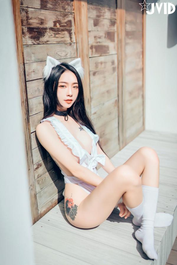    JVID飘飘猫娘女友：大胆纹身与透视制服诱惑，浴室私房写真Cosplay，极致身材展现，2021高清大片第9张图片