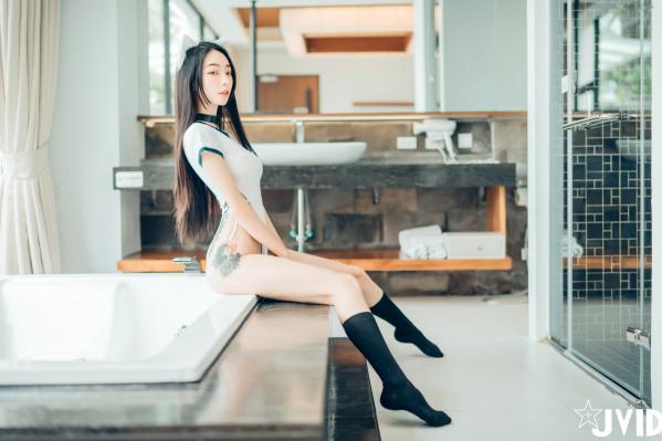    JVID飘飘猫娘女友：大胆纹身与透视制服诱惑，浴室私房写真Cosplay，极致身材展现，2021高清大片第23张图片