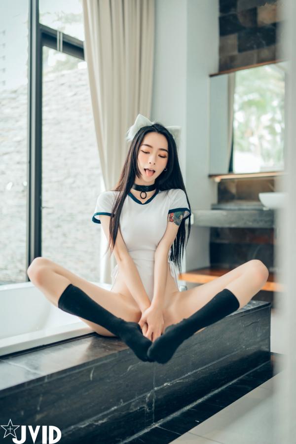    JVID飘飘猫娘女友：大胆纹身与透视制服诱惑，浴室私房写真Cosplay，极致身材展现，2021高清大片第35张图片