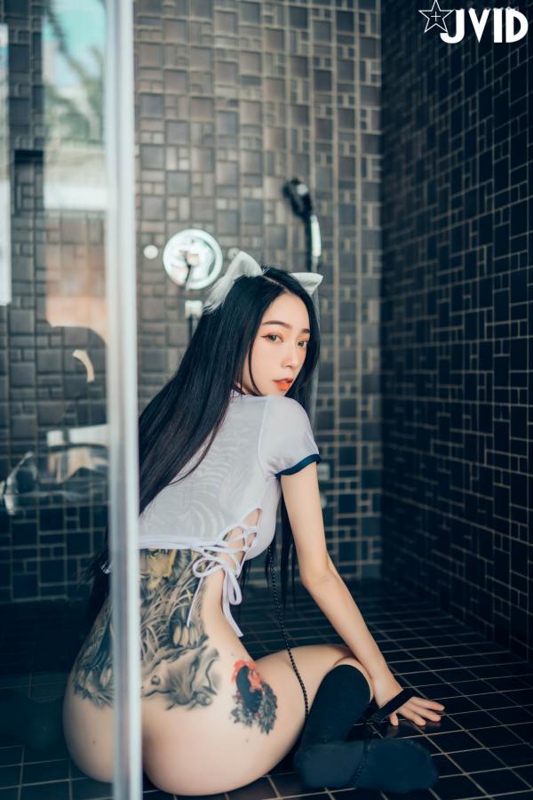    JVID飘飘猫娘女友：大胆纹身与透视制服诱惑，浴室私房写真Cosplay，极致身材展现，2021高清大片第49张图片