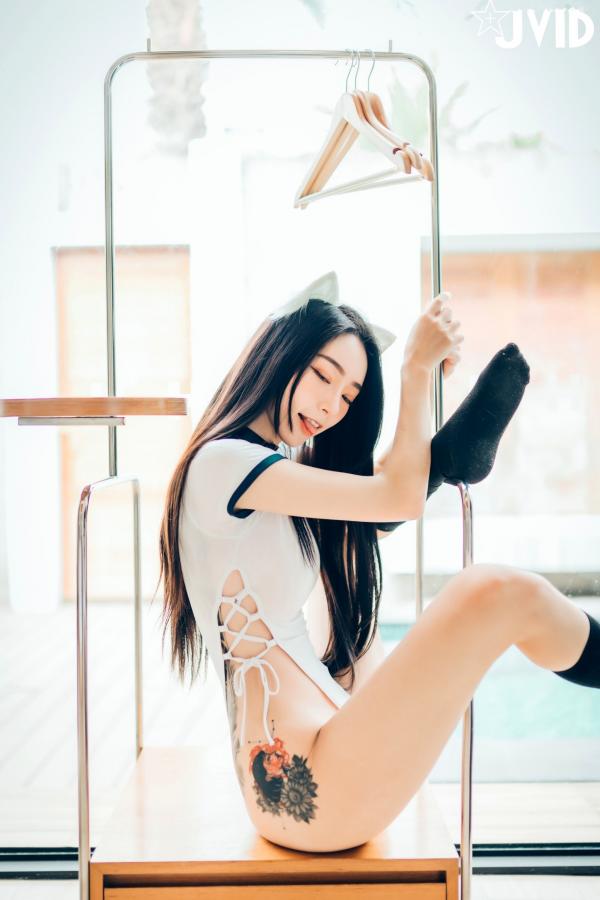    JVID飘飘猫娘女友：大胆纹身与透视制服诱惑，浴室私房写真Cosplay，极致身材展现，2021高清大片第105张图片