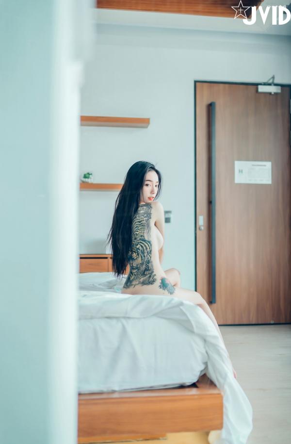    JVID飘飘猫娘女友：大胆纹身与透视制服诱惑，浴室私房写真Cosplay，极致身材展现，2021高清大片第152张图片