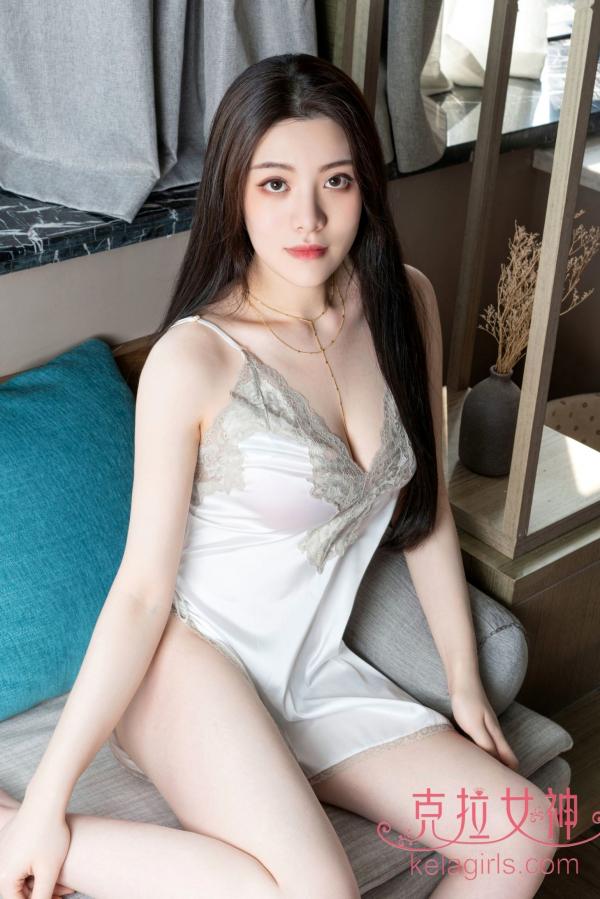    KelaGirls克拉女神-2019.09.20-百琳-《香娇玉嫩》高清私房照：白色丝质睡裙与甜美樱桃睡衣诱惑，展现绝美居家气质第4张图片