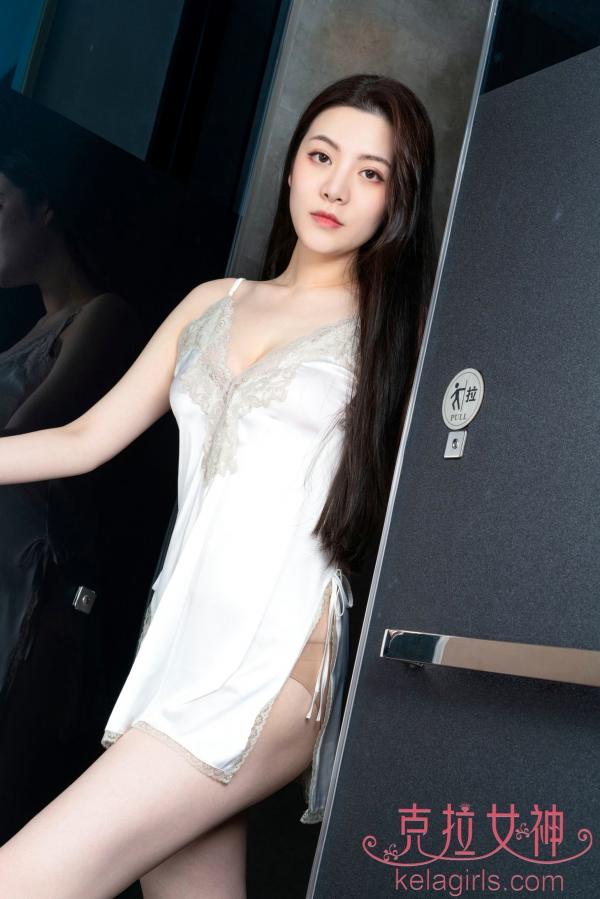    KelaGirls克拉女神-2019.09.20-百琳-《香娇玉嫩》高清私房照：白色丝质睡裙与甜美樱桃睡衣诱惑，展现绝美居家气质第15张图片