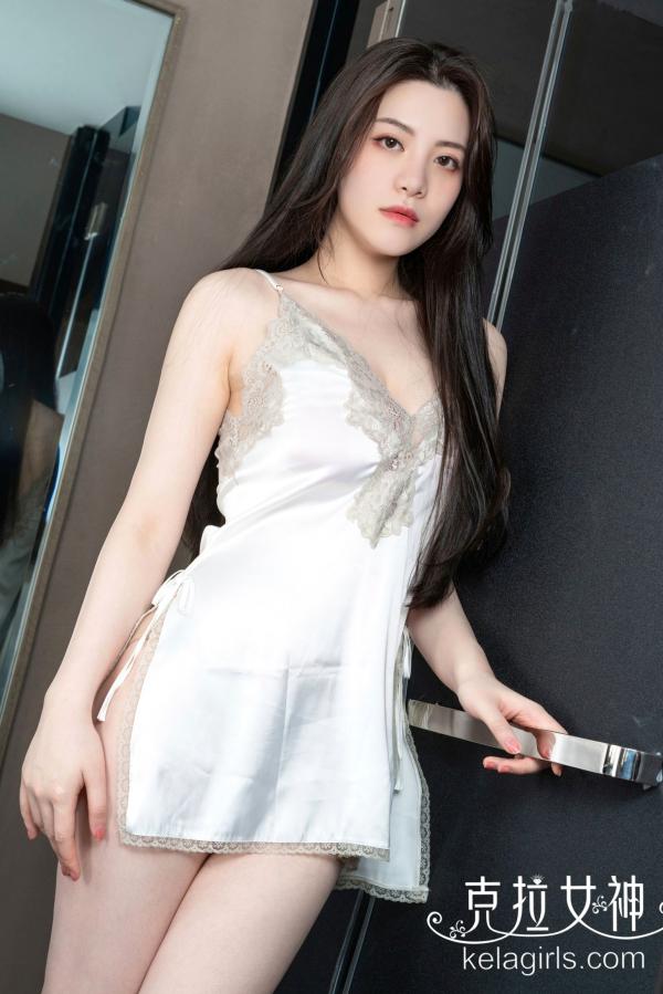    KelaGirls克拉女神-2019.09.20-百琳-《香娇玉嫩》高清私房照：白色丝质睡裙与甜美樱桃睡衣诱惑，展现绝美居家气质第17张图片