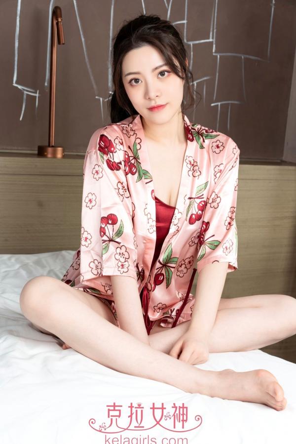   KelaGirls克拉女神-2019.09.20-百琳-《香娇玉嫩》高清私房照：白色丝质睡裙与甜美樱桃睡衣诱惑，展现绝美居家气质第18张图片