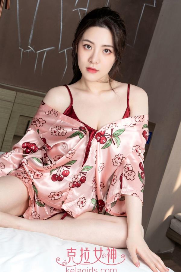    KelaGirls克拉女神-2019.09.20-百琳-《香娇玉嫩》高清私房照：白色丝质睡裙与甜美樱桃睡衣诱惑，展现绝美居家气质第19张图片