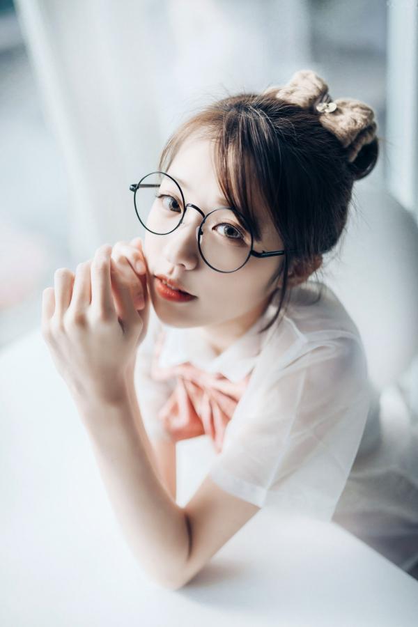    JVID-妍妍-眼镜制服诱惑与清纯私房照，单人角色扮演大尺度精品套图第1张图片