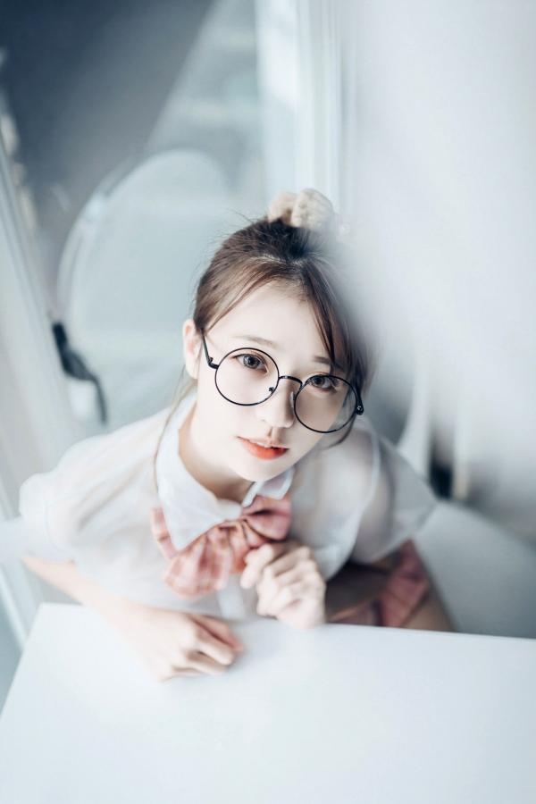    JVID-妍妍-眼镜制服诱惑与清纯私房照，单人角色扮演大尺度精品套图第3张图片