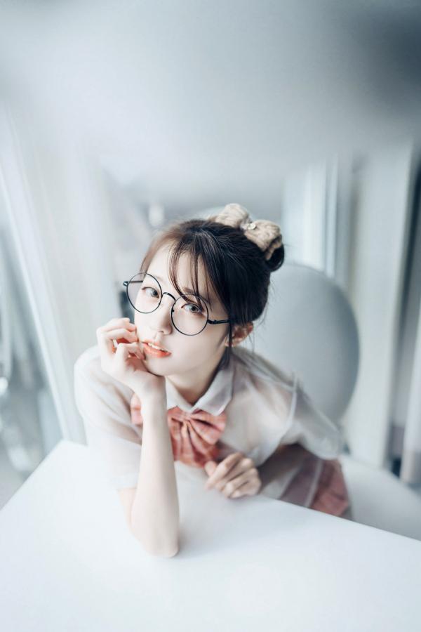    JVID-妍妍-眼镜制服诱惑与清纯私房照，单人角色扮演大尺度精品套图第4张图片