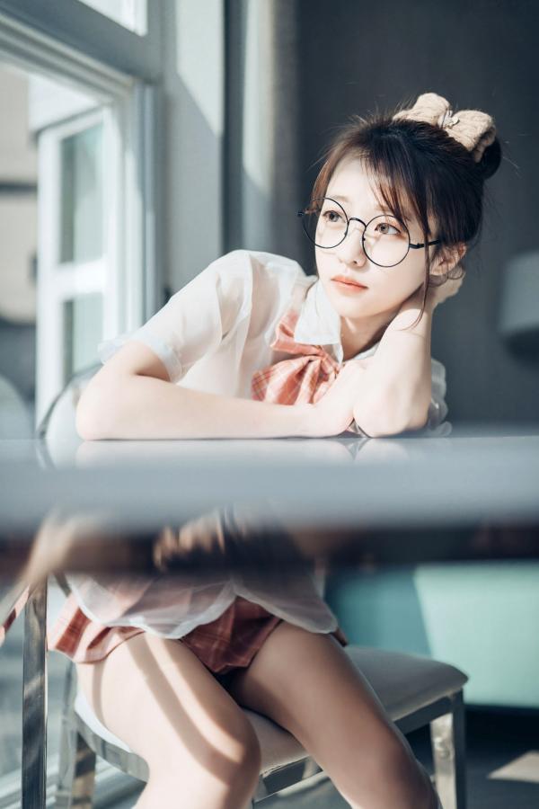   JVID-妍妍-眼镜制服诱惑与清纯私房照，单人角色扮演大尺度精品套图第7张图片