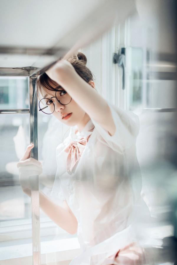   JVID-妍妍-眼镜制服诱惑与清纯私房照，单人角色扮演大尺度精品套图第8张图片