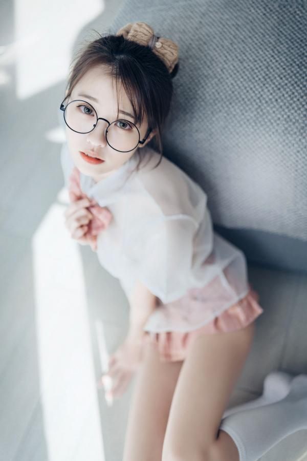    JVID-妍妍-眼镜制服诱惑与清纯私房照，单人角色扮演大尺度精品套图第10张图片