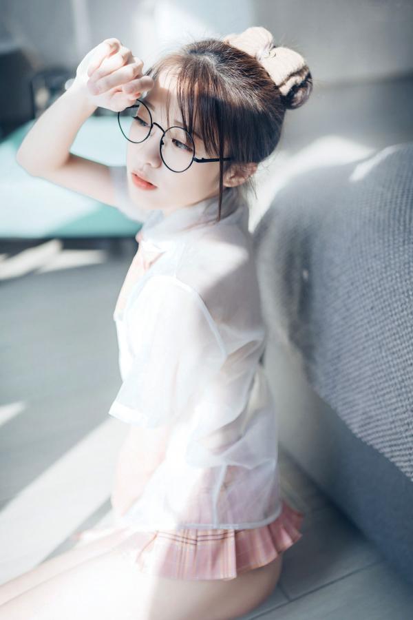    JVID-妍妍-眼镜制服诱惑与清纯私房照，单人角色扮演大尺度精品套图第11张图片