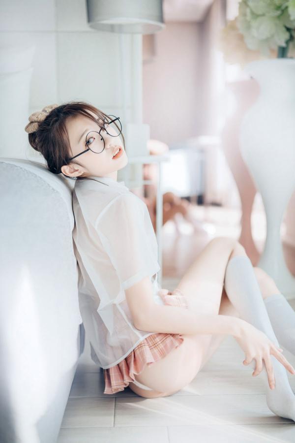    JVID-妍妍-眼镜制服诱惑与清纯私房照，单人角色扮演大尺度精品套图第13张图片