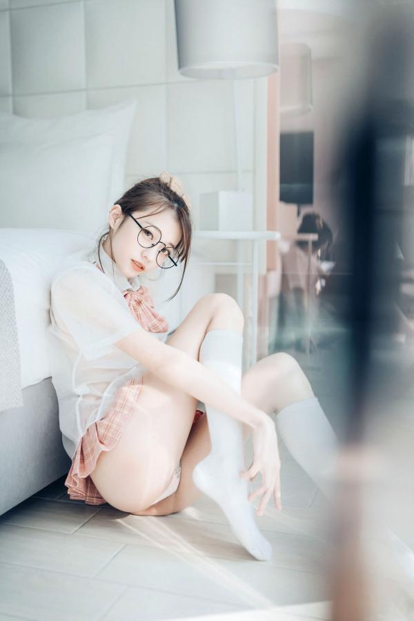    JVID-妍妍-眼镜制服诱惑与清纯私房照，单人角色扮演大尺度精品套图第14张图片