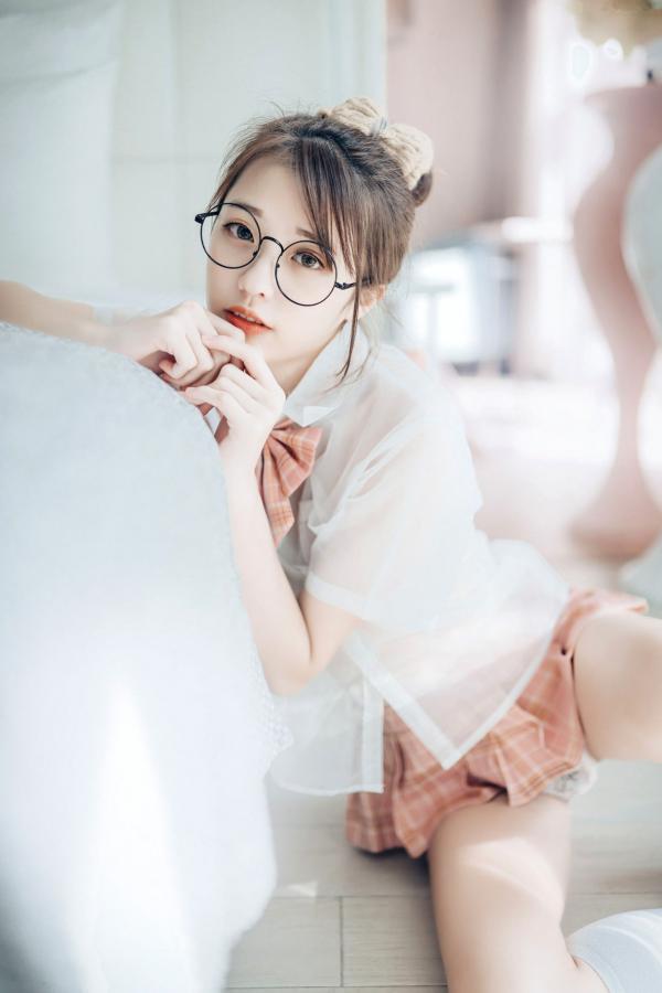    JVID-妍妍-眼镜制服诱惑与清纯私房照，单人角色扮演大尺度精品套图第16张图片