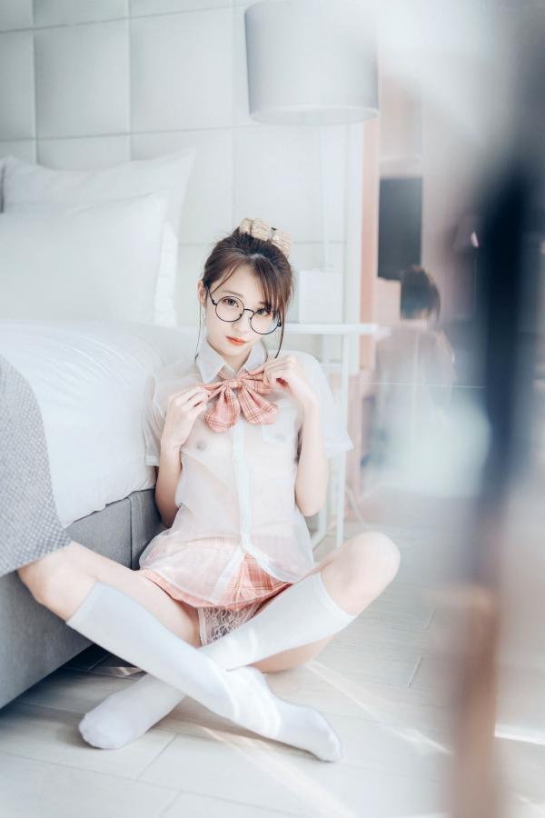    JVID-妍妍-眼镜制服诱惑与清纯私房照，单人角色扮演大尺度精品套图第18张图片