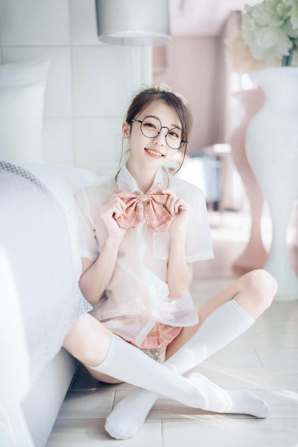    JVID-妍妍-眼镜制服诱惑与清纯私房照，单人角色扮演大尺度精品套图第19张图片