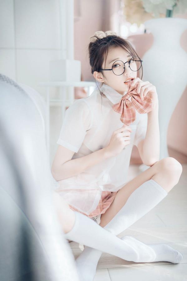    JVID-妍妍-眼镜制服诱惑与清纯私房照，单人角色扮演大尺度精品套图第21张图片