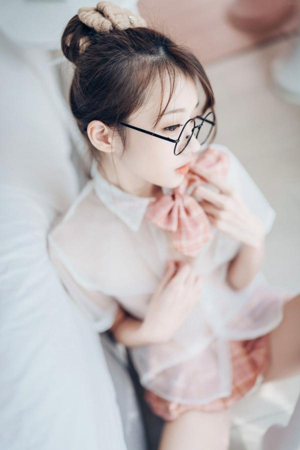    JVID-妍妍-眼镜制服诱惑与清纯私房照，单人角色扮演大尺度精品套图第23张图片