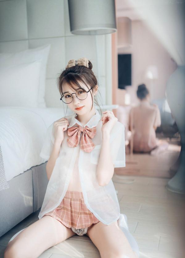    JVID-妍妍-眼镜制服诱惑与清纯私房照，单人角色扮演大尺度精品套图第24张图片