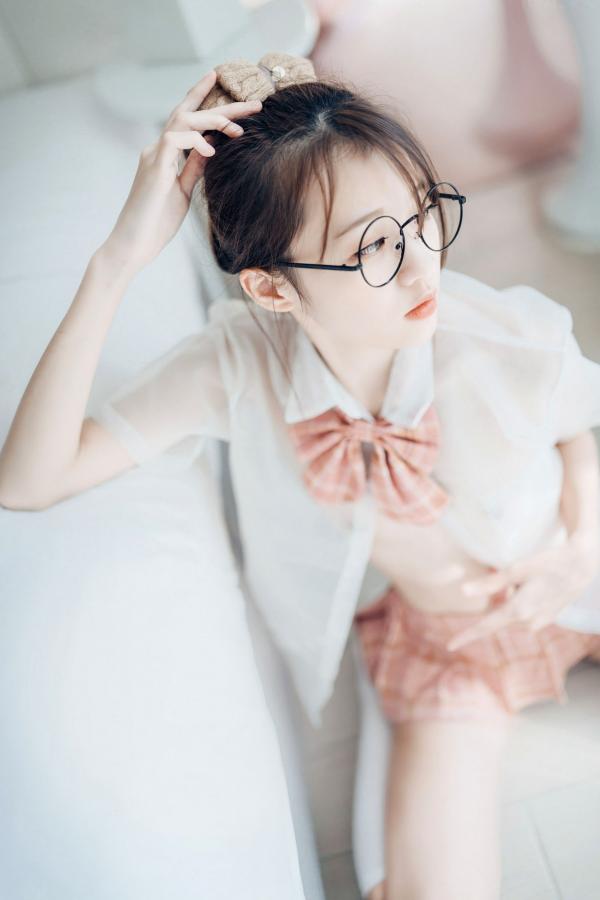    JVID-妍妍-眼镜制服诱惑与清纯私房照，单人角色扮演大尺度精品套图第25张图片