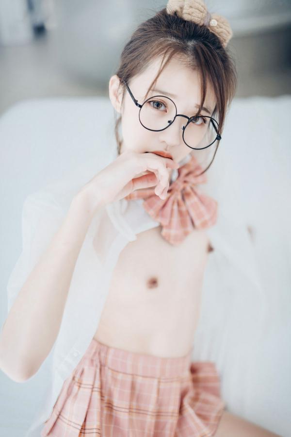    JVID-妍妍-眼镜制服诱惑与清纯私房照，单人角色扮演大尺度精品套图第27张图片