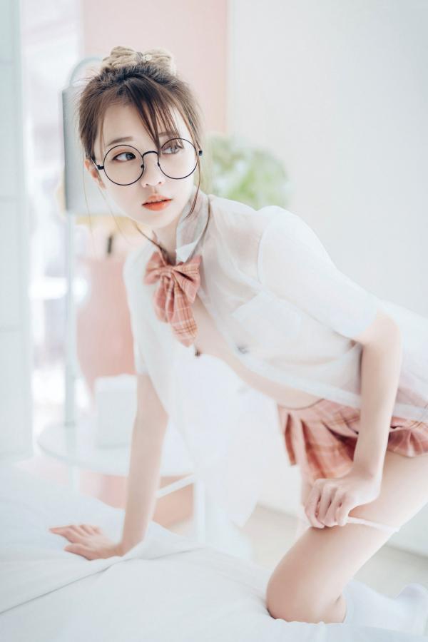    JVID-妍妍-眼镜制服诱惑与清纯私房照，单人角色扮演大尺度精品套图第31张图片