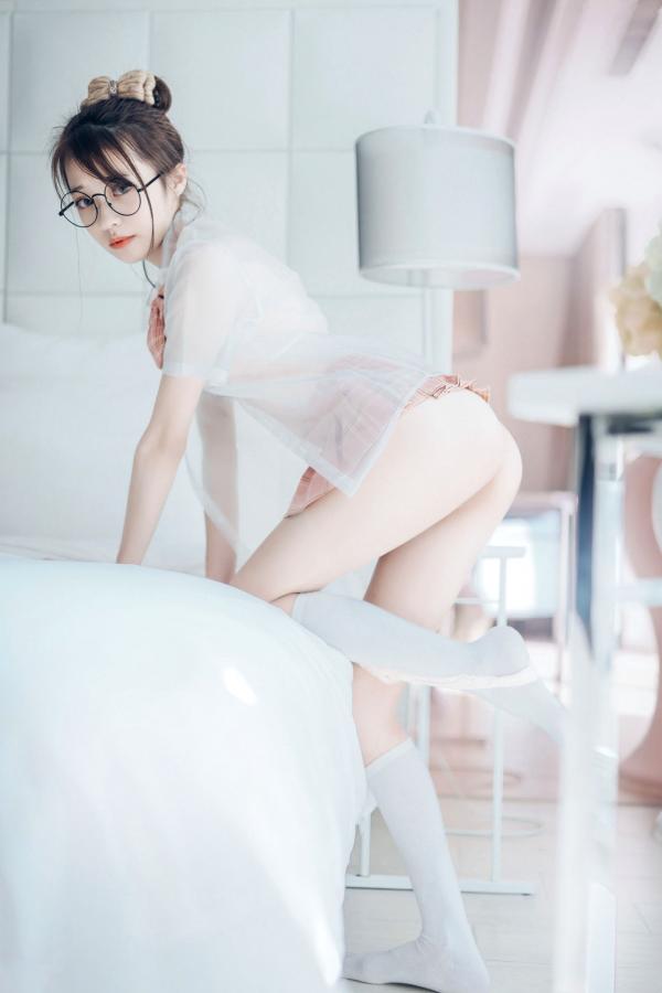    JVID-妍妍-眼镜制服诱惑与清纯私房照，单人角色扮演大尺度精品套图第33张图片