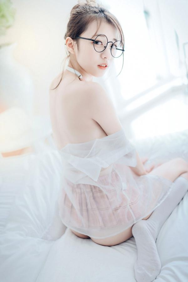    JVID-妍妍-眼镜制服诱惑与清纯私房照，单人角色扮演大尺度精品套图第38张图片