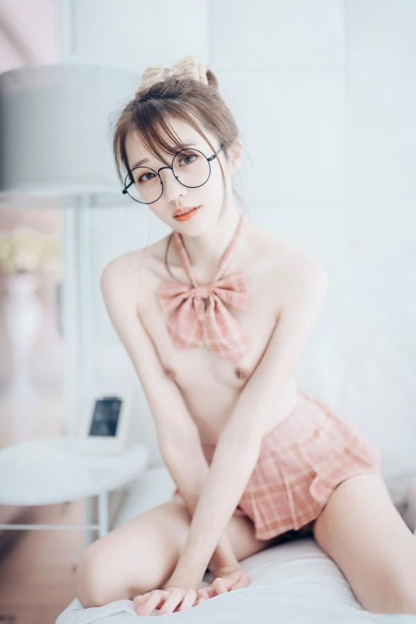    JVID-妍妍-眼镜制服诱惑与清纯私房照，单人角色扮演大尺度精品套图第49张图片