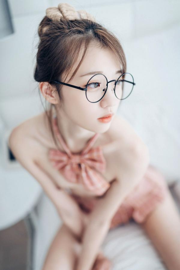    JVID-妍妍-眼镜制服诱惑与清纯私房照，单人角色扮演大尺度精品套图第50张图片