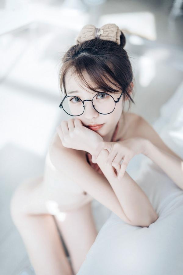    JVID-妍妍-眼镜制服诱惑与清纯私房照，单人角色扮演大尺度精品套图第74张图片