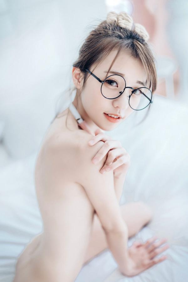    JVID-妍妍-眼镜制服诱惑与清纯私房照，单人角色扮演大尺度精品套图第79张图片