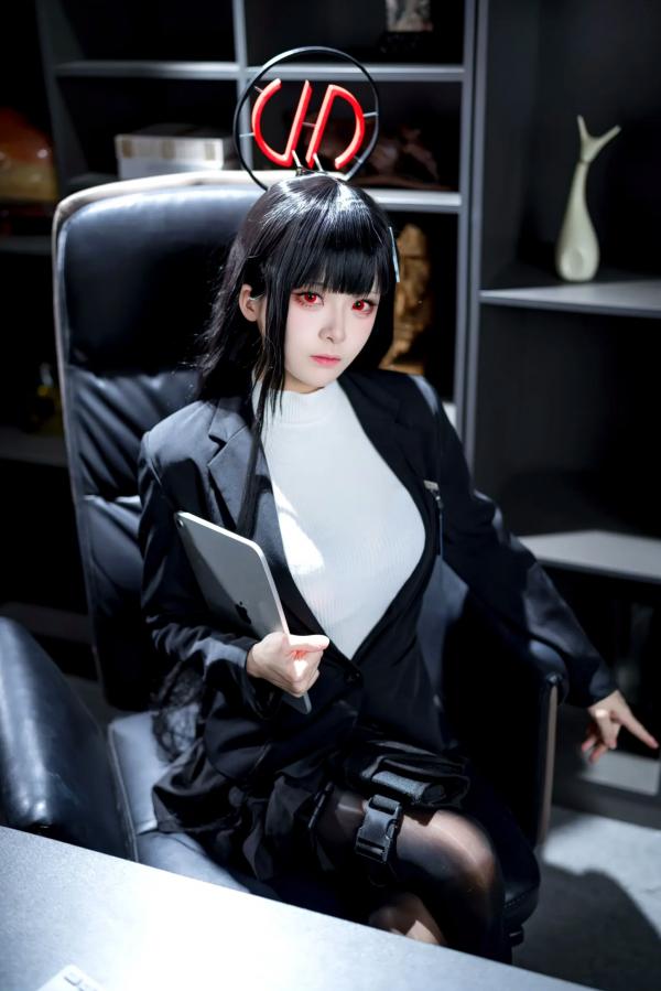   九柒喵 - 调月莉音COS，蓝档案黑丝制服冷艳职场女神，气质御姐角色扮演第1张图片
