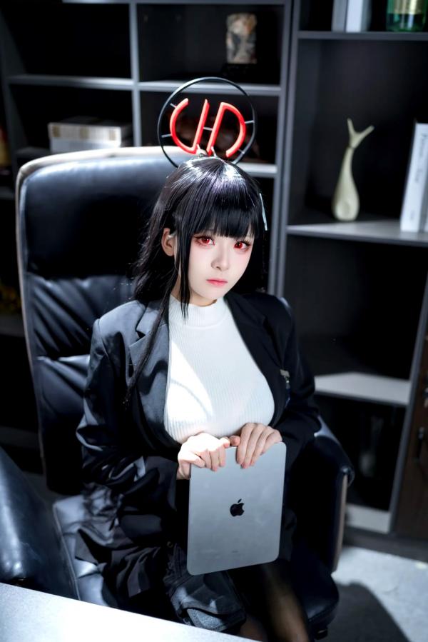    九柒喵 - 调月莉音COS，蓝档案黑丝制服冷艳职场女神，气质御姐角色扮演第2张图片