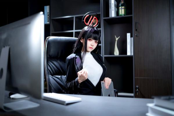    九柒喵 - 调月莉音COS，蓝档案黑丝制服冷艳职场女神，气质御姐角色扮演第3张图片