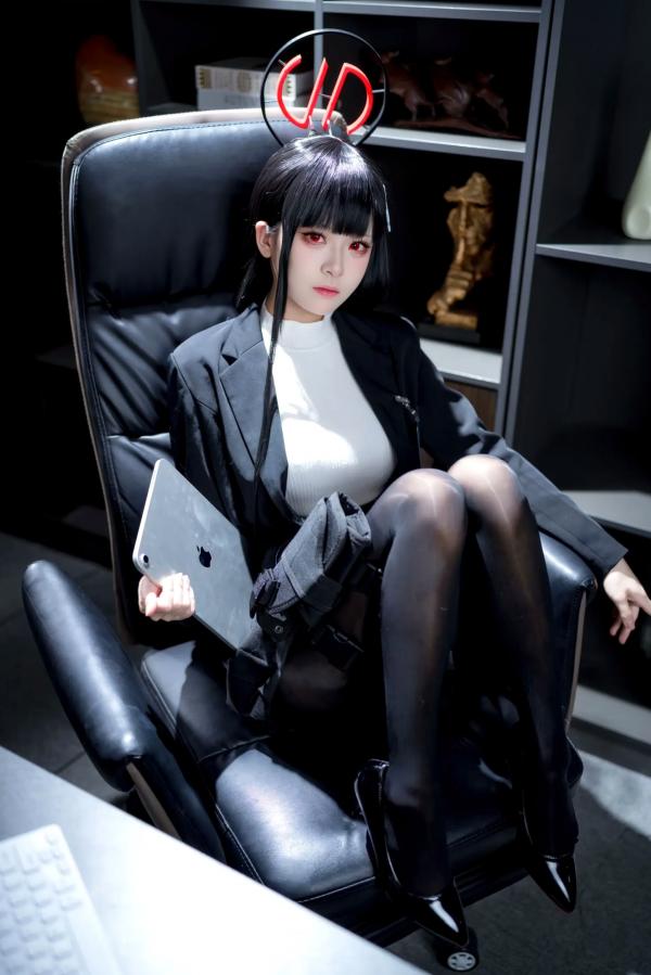   九柒喵 - 调月莉音COS，蓝档案黑丝制服冷艳职场女神，气质御姐角色扮演第5张图片
