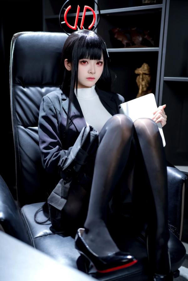    九柒喵 - 调月莉音COS，蓝档案黑丝制服冷艳职场女神，气质御姐角色扮演第6张图片