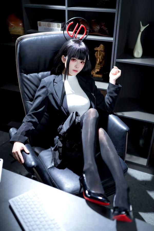    九柒喵 - 调月莉音COS，蓝档案黑丝制服冷艳职场女神，气质御姐角色扮演第9张图片