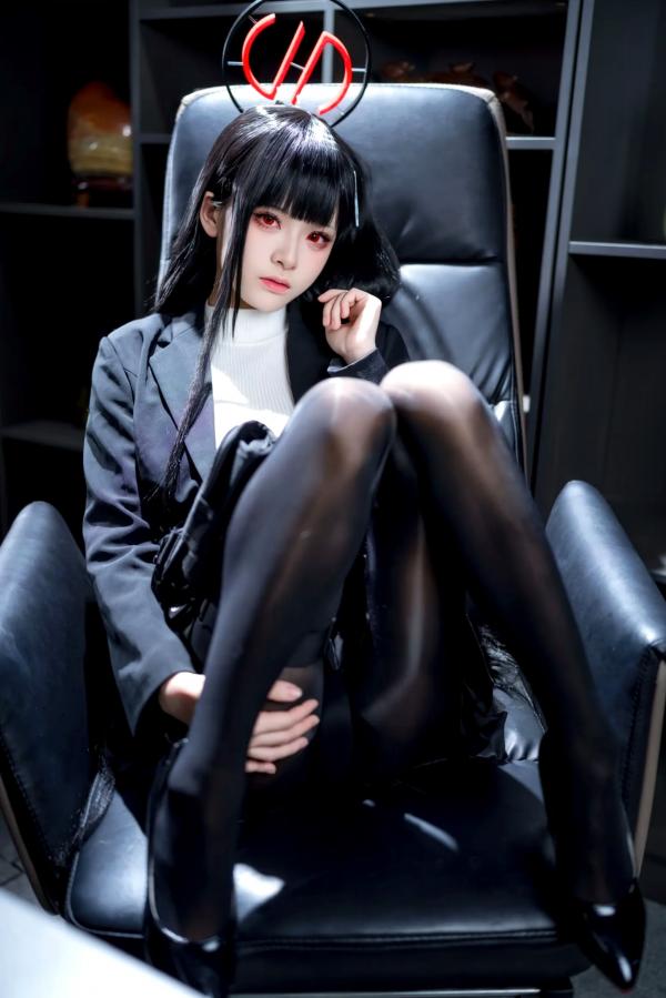    九柒喵 - 调月莉音COS，蓝档案黑丝制服冷艳职场女神，气质御姐角色扮演第13张图片