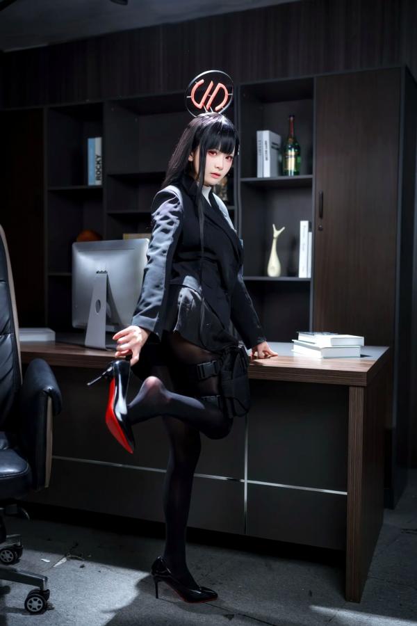    九柒喵 - 调月莉音COS，蓝档案黑丝制服冷艳职场女神，气质御姐角色扮演第15张图片