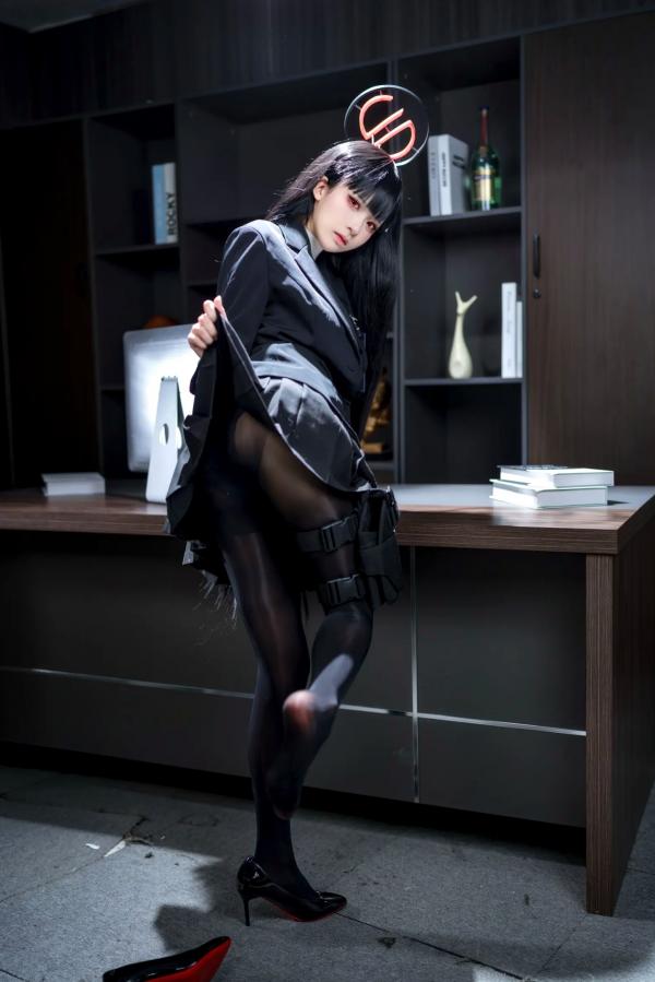    九柒喵 - 调月莉音COS，蓝档案黑丝制服冷艳职场女神，气质御姐角色扮演第21张图片