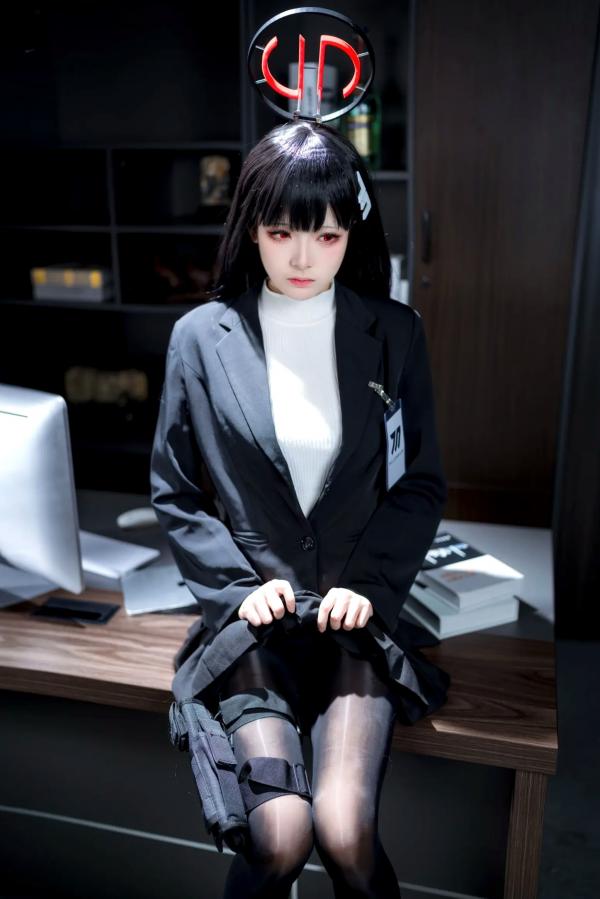    九柒喵 - 调月莉音COS，蓝档案黑丝制服冷艳职场女神，气质御姐角色扮演第22张图片