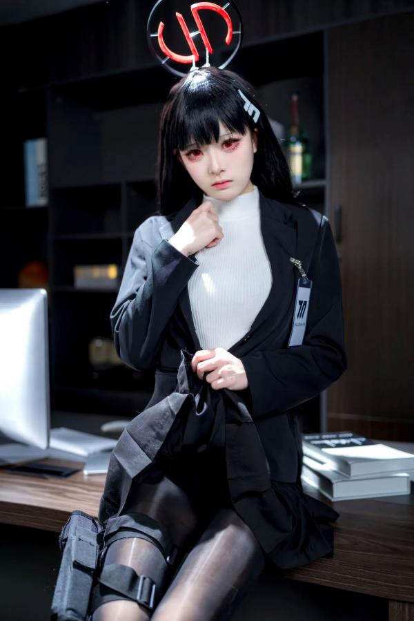    九柒喵 - 调月莉音COS，蓝档案黑丝制服冷艳职场女神，气质御姐角色扮演第23张图片